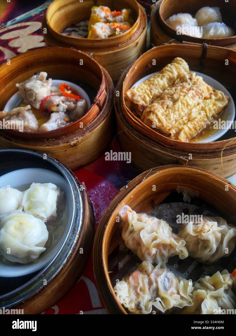 Traditionelles chinesisches Dim Sum in einem Straßenrestaurant in Yuen Long, New Terrirories, Hongkong Stockfoto