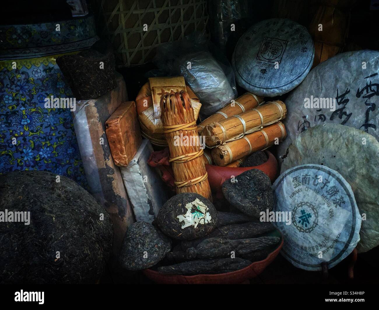 Chinesischer Tee zum Verkauf in Tsim Sha Tsui, Kowloon, Hongkong - Smartphone-aufgenommenes Stockfoto