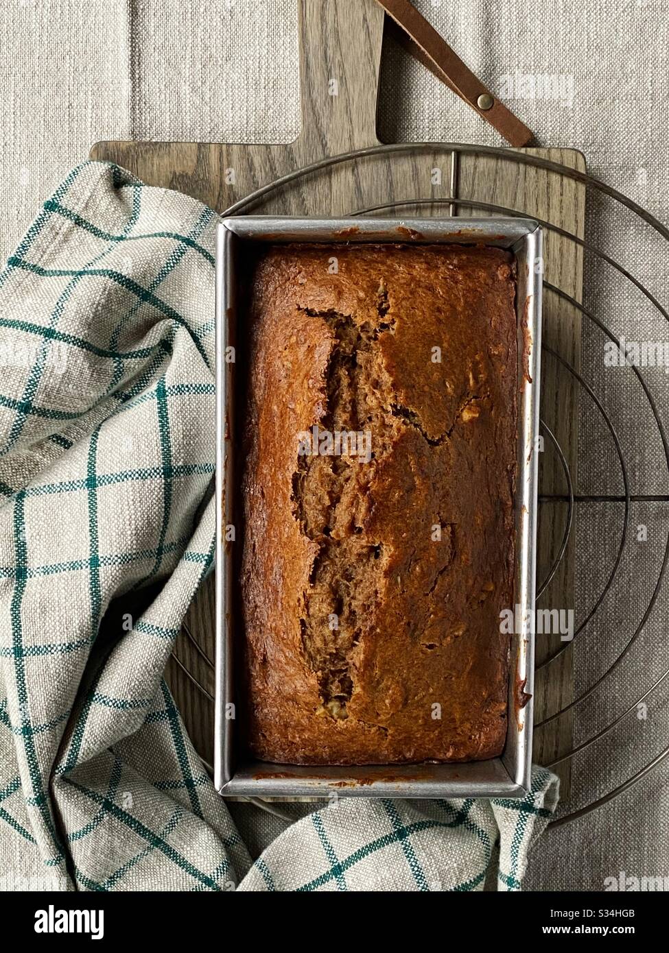 Kühlung von Bananenbrot auf Rack und Schneidebrett Stockfoto