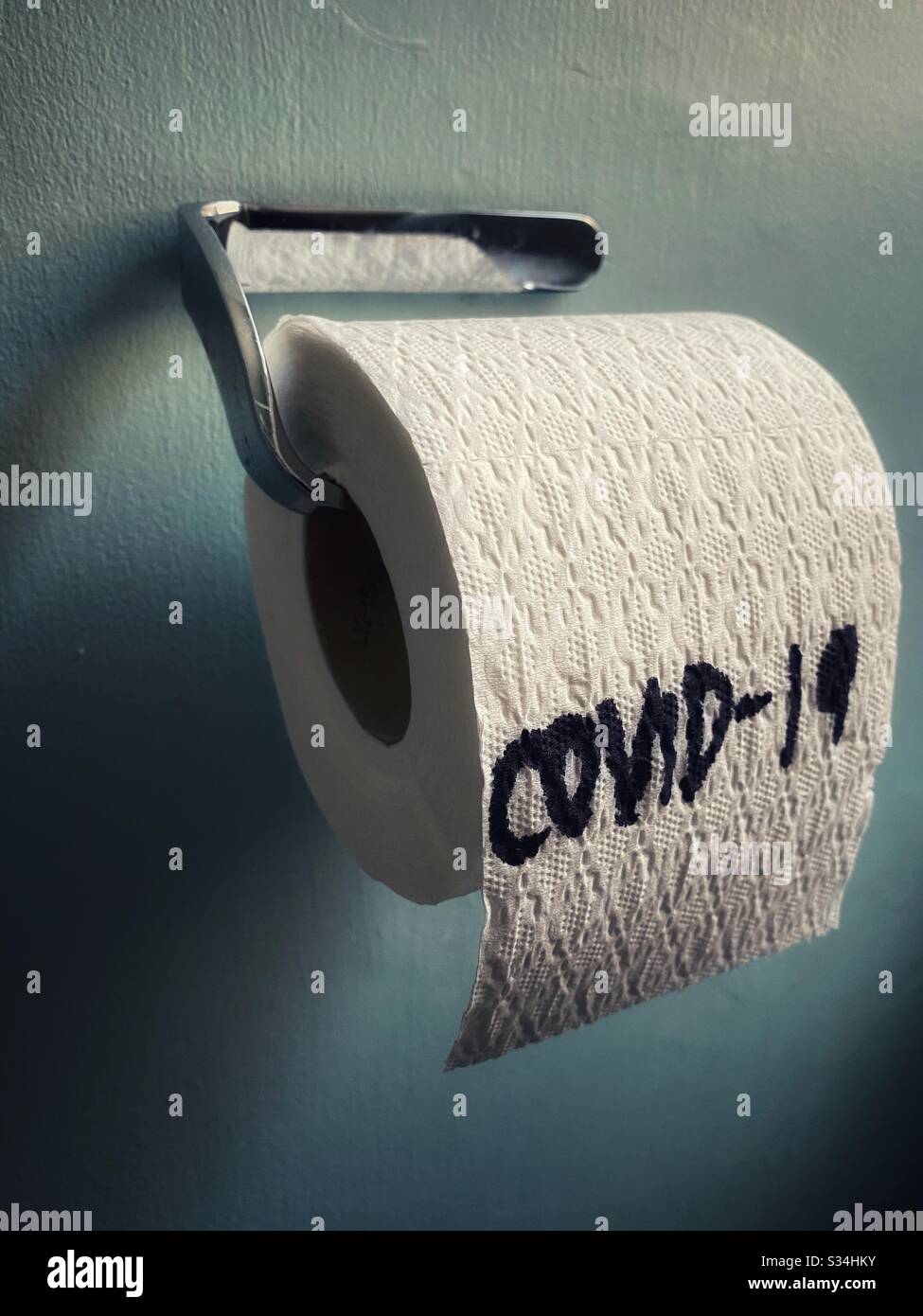 COVIS-19 in einer Rolle Toilettenpapier geschrieben Stockfoto