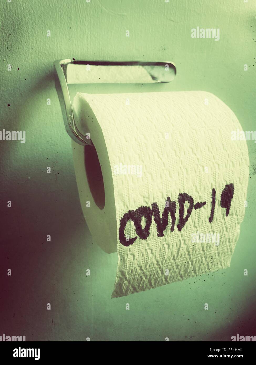 COVID-19 auf toilettenpapier geschrieben Stockfoto