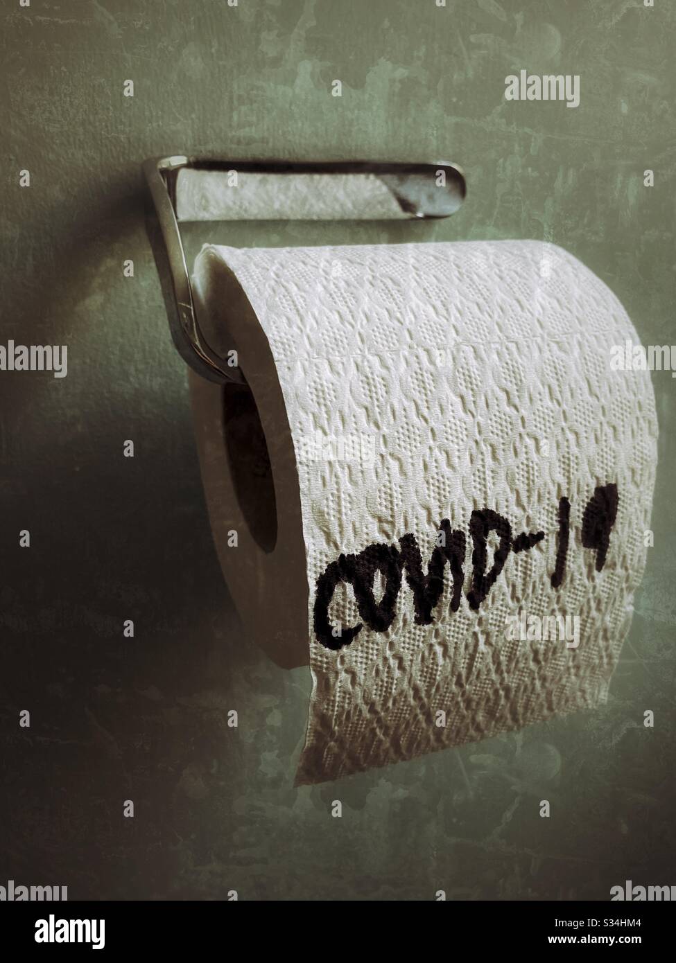 COVID-19 auf toilettenpapier geschrieben Stockfoto
