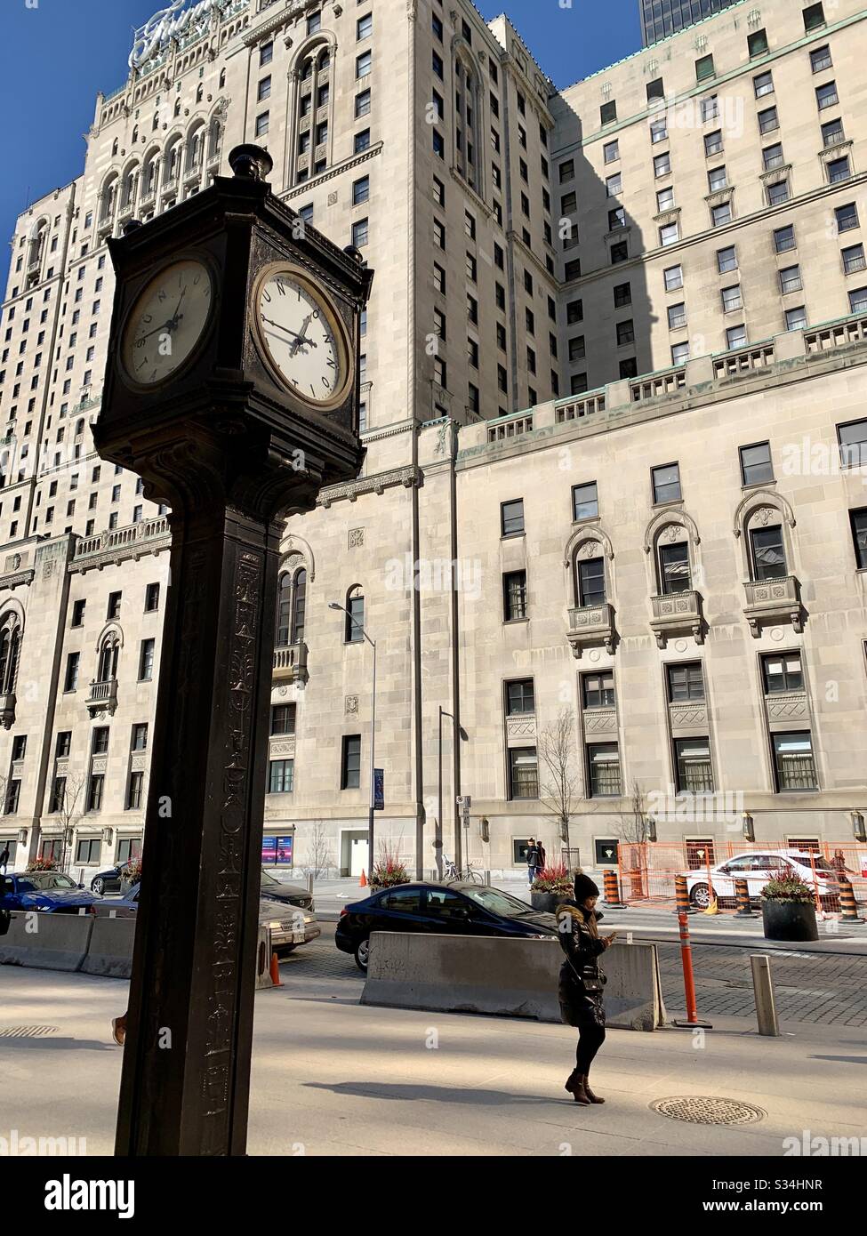 Blick von der Union Station des Royal York Hotels in der Innenstadt von Toronto mit Uhrturm im Vordergrund. Stockfoto