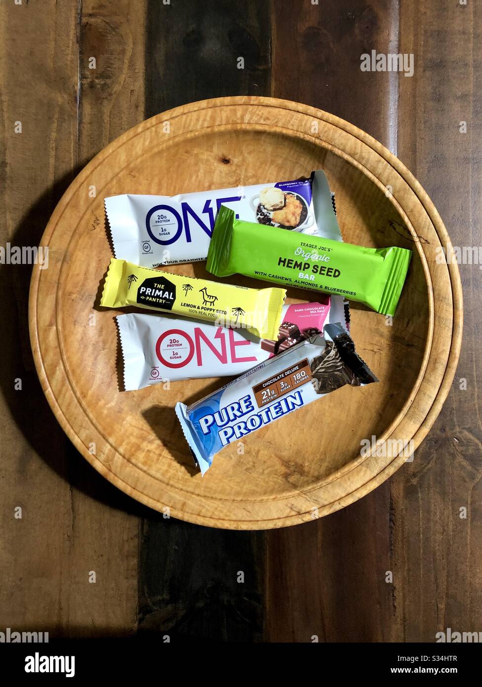 Eine Vielzahl von Bars mit hoher Proteinenergie. Stockfoto