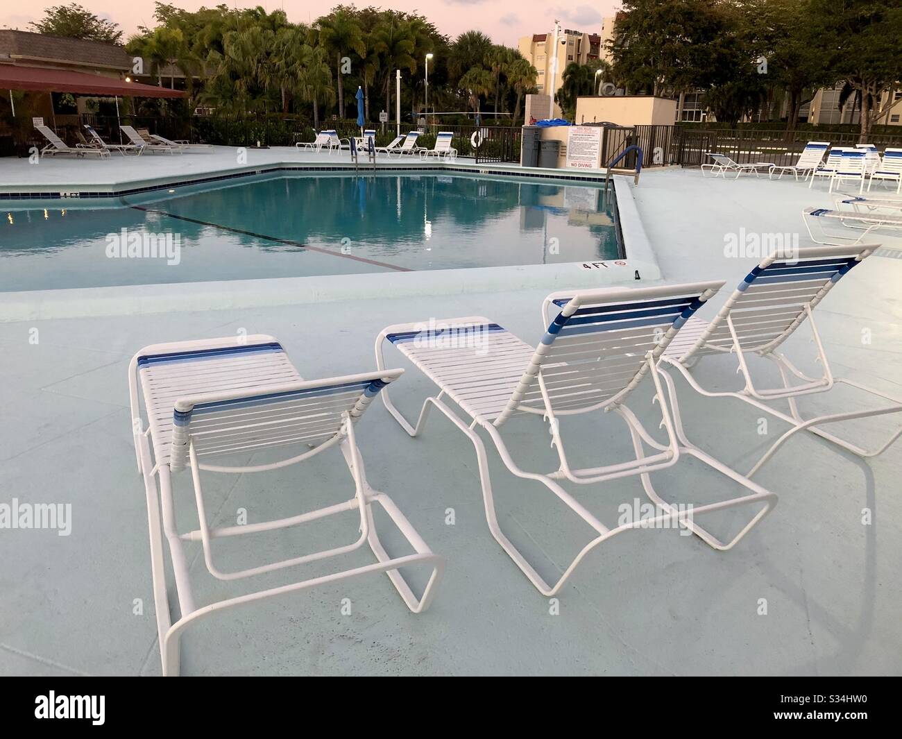 Das leere Schwimmbad ist während der Corona-Virus-Pandemie im März 2020 in Florida in einer über 55-Jährigen geschlossen. Stockfoto