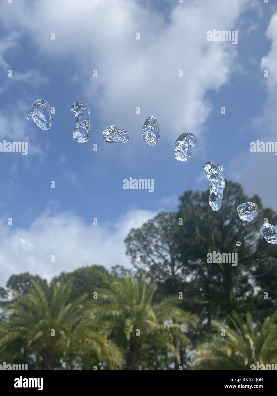 Der Brunnen fällt in der Mitte der Luft ab, wenn er auf den Boden fällt - Smartphone-aufgenommenes Stockfoto