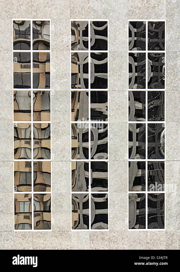 Die Fensteransicht spiegelt sich in den Fenstern eines anderen Gebäudes wider. Abstrakte Reflexionen. Calgary, Alberta, Kanada. Stockfoto