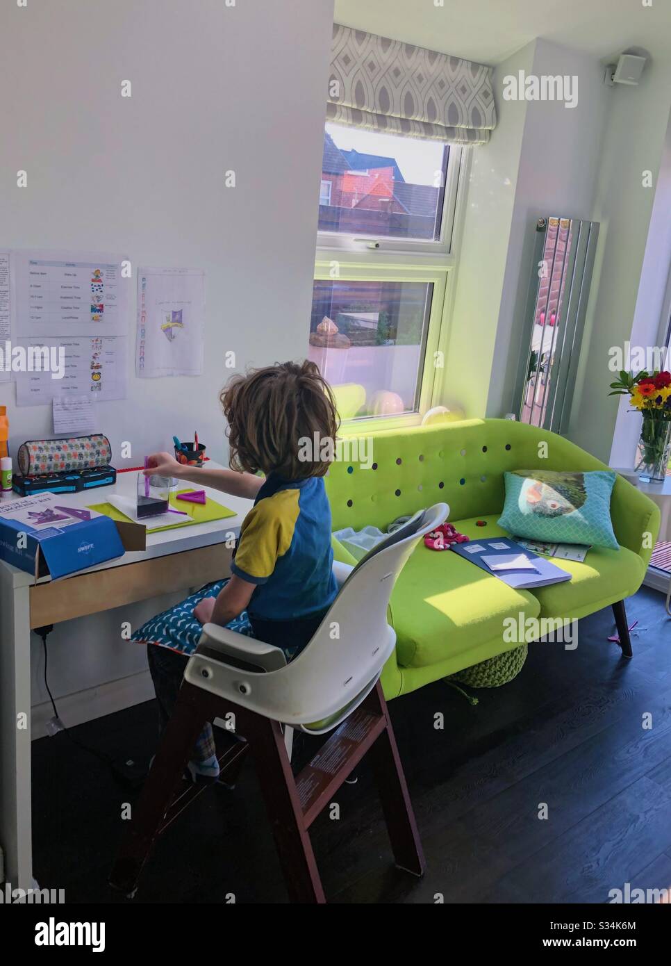 Schulbildung in der Heimat eines Jungen, die während des Lockdowns von Coronavirus im Vereinigten Königreich ein wissenschaftliches Experiment durchmacht. Stockfoto