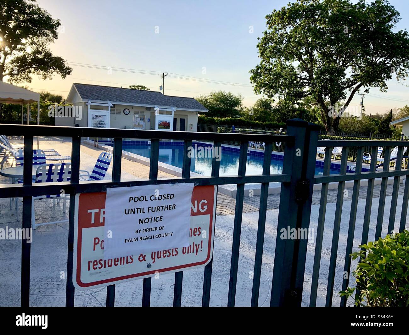 Melden Sie sich am Außenpool an, der sagt: "Der Swimmingpool ist bis auf weiteres auf Anordnung von Palm Beach County, 30. März 2020, geschlossen. Stockfoto