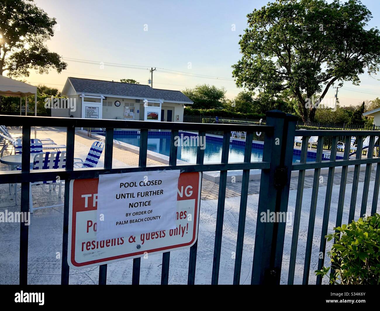 Melden Sie sich am Außenpool an, der sagt: "Der Swimmingpool ist bis auf weiteres auf Anordnung von Palm Beach County, 30. März 2020, geschlossen. - Smartphone-aufgenommenes Stockfoto