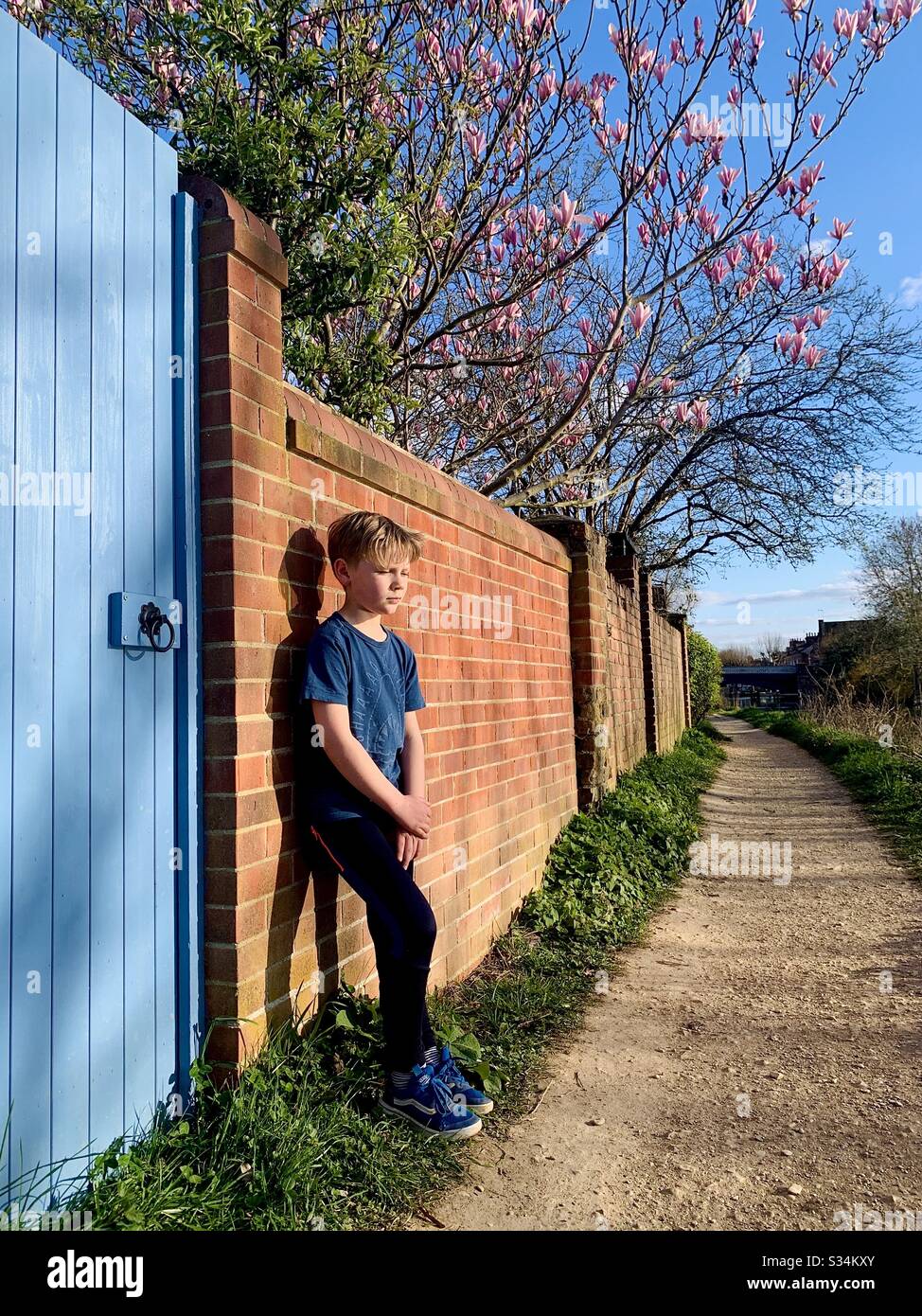Während der Covid-19-Pandemie genießt ein kleiner Junge seine tägliche frische Luft. März 2020, Oxford, Großbritannien Stockfoto