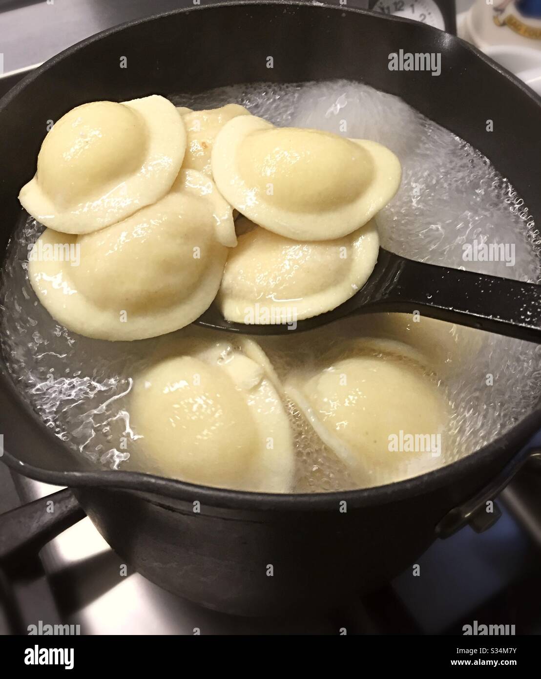 Frische Ravioli Pasta kochend auf dem Herd Topf Stockfoto
