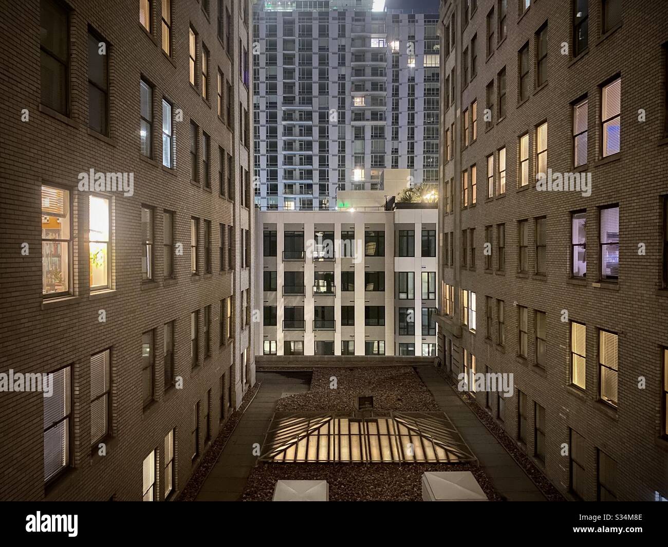 LOS ANGELES, CA, MAR 2020: Wohnungsfenster nachts in Gebäuden in der Innenstadt, Blick von der Architektur der 1920er Jahre auf den Neubau Stockfoto