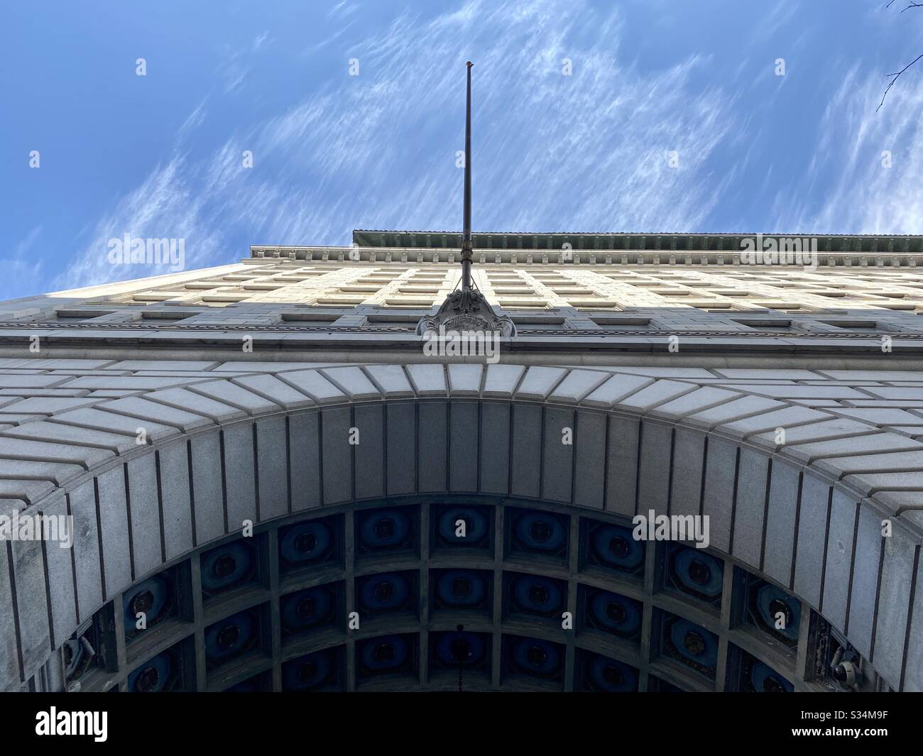 LOS ANGELES, CA, MAR 2020: Architektonische Details, die auf der bogenförmigen Einfahrt zur Metro 417, dem alten Eisenbahn-Terminal-Gebäude in Downtown, blauem Himmel und hellen Wolken im Hintergrund zu sehen sind - Smartphone-aufgenommenes Stockfoto