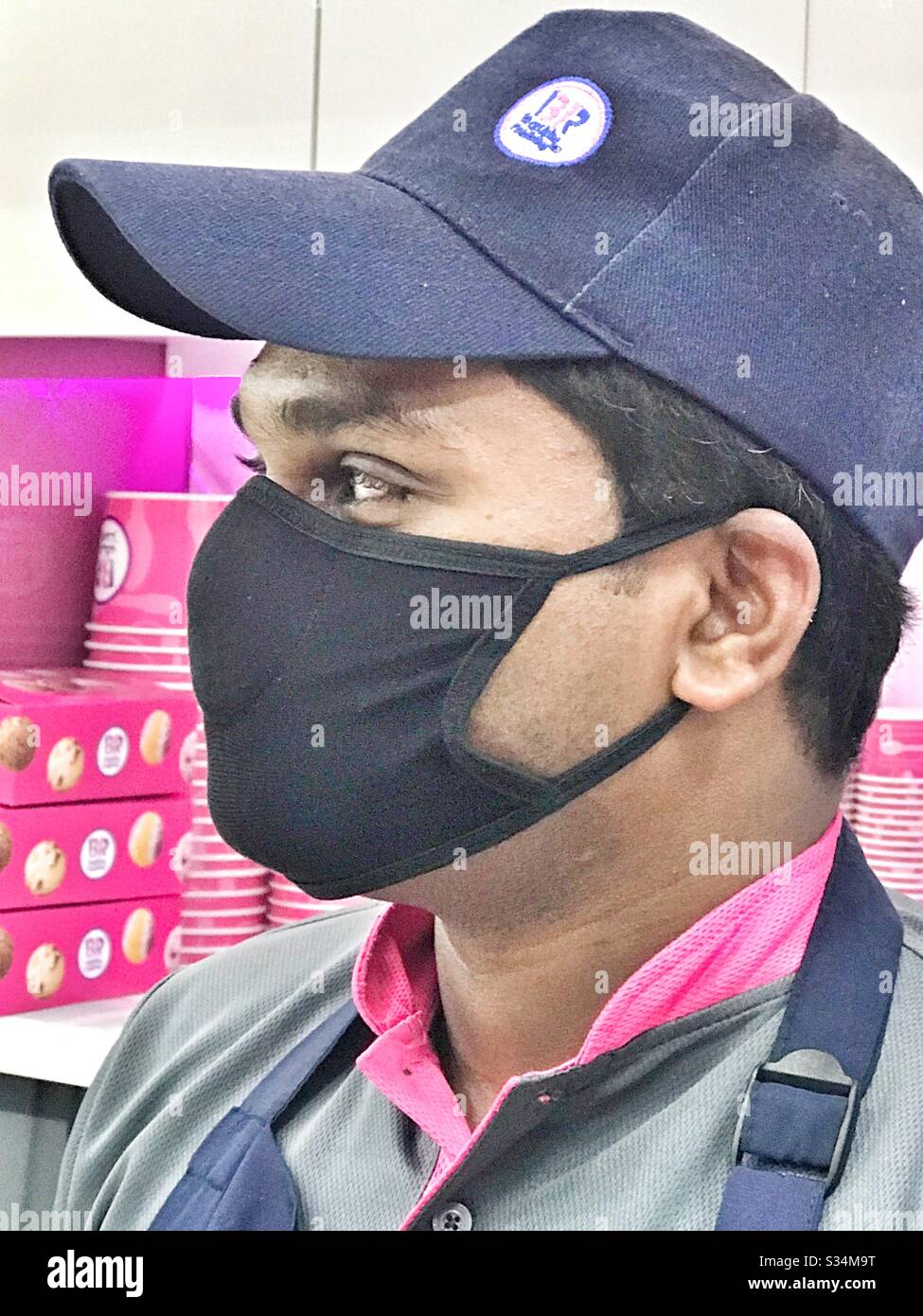 Hausgemachte Maske: Kann sie eine Virusinfektion verhindern? Stockfoto