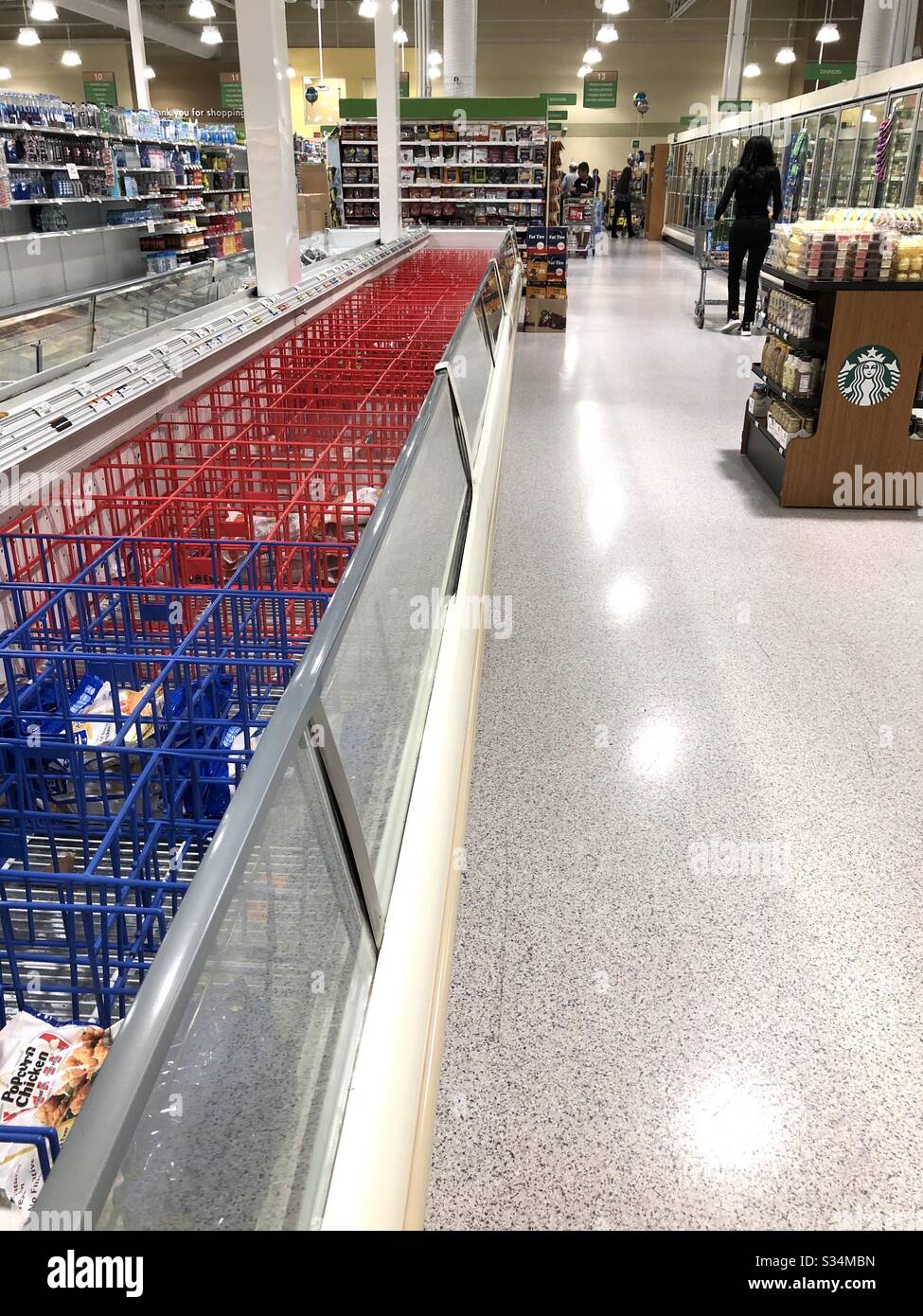 Entleerte den Bereich Tiefkühlkost in einem Supermarkt während der COVID-19-Pandemie, 2020. - Smartphone-aufgenommenes Stockfoto