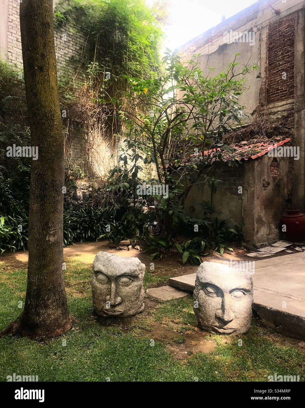 Skulpturen von zwei Köpfen schmücken eine Terrasse in Coyoacan, Mexiko Stockfoto