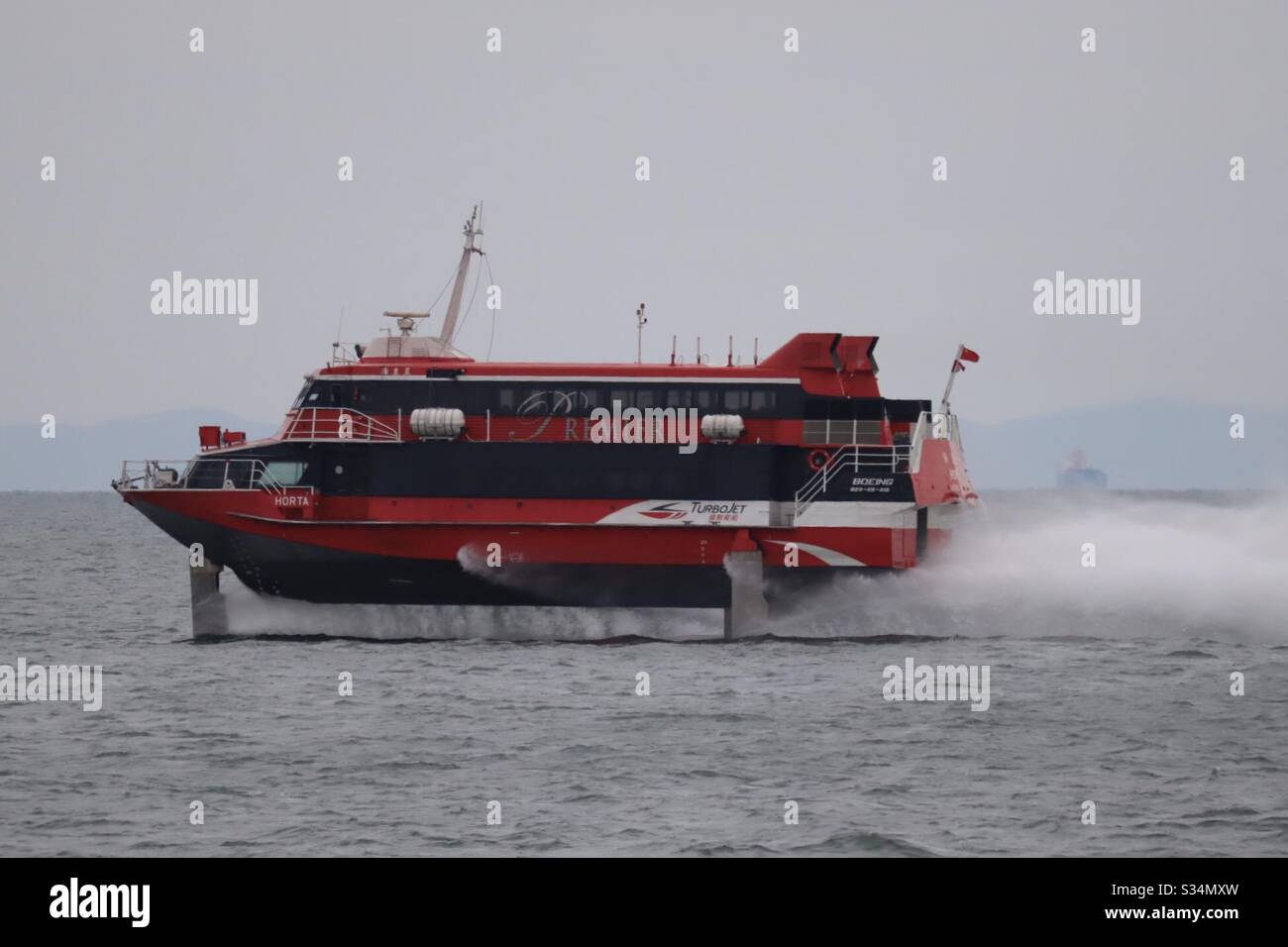 Turbojet Schnellboot, das durch die Gewässer von Macau nach Hongkong beschleunigt Stockfoto