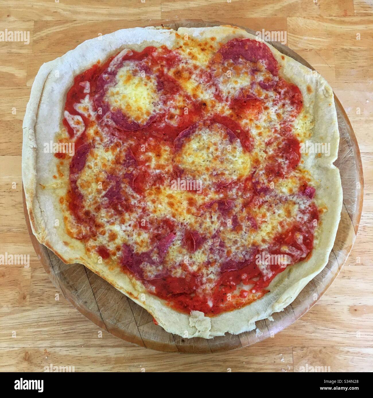 Hausgemachte pizza - Smartphone-aufgenommenes Stockfoto