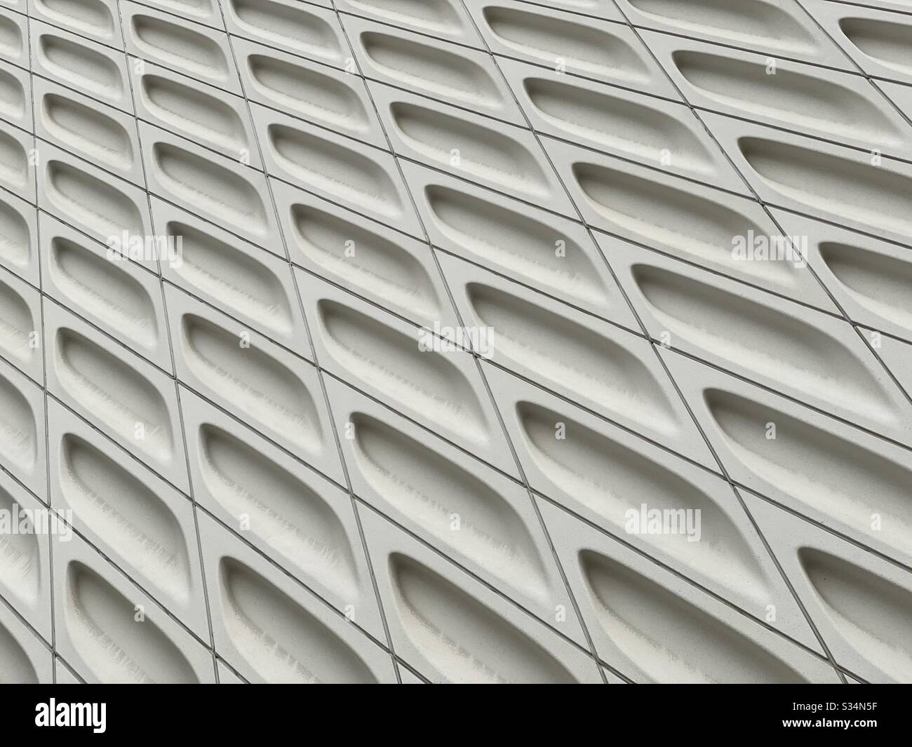 LOS ANGELES, CA, MAR 2020: Architektonische Details an der weißen Außenwand des breiten Kunstmuseums in der Innenstadt - Smartphone-aufgenommenes Stockfoto