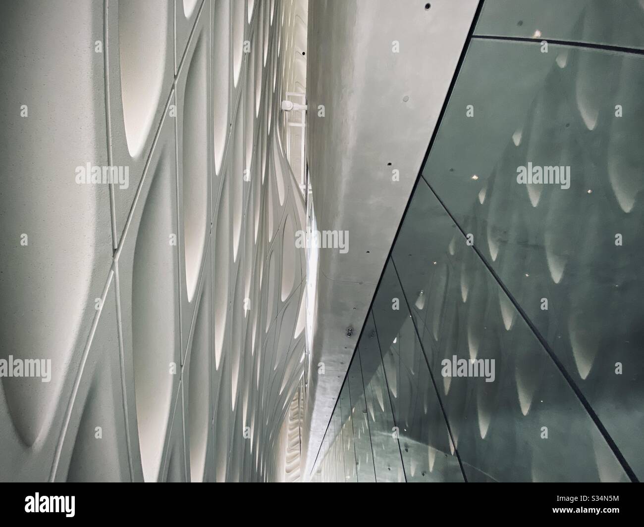 LOS ANGELES, CA, MAR 2020: Architektonische Details einschließlich Reflexion im Außenfenster im breiten Kunstmuseum in der Innenstadt Stockfoto