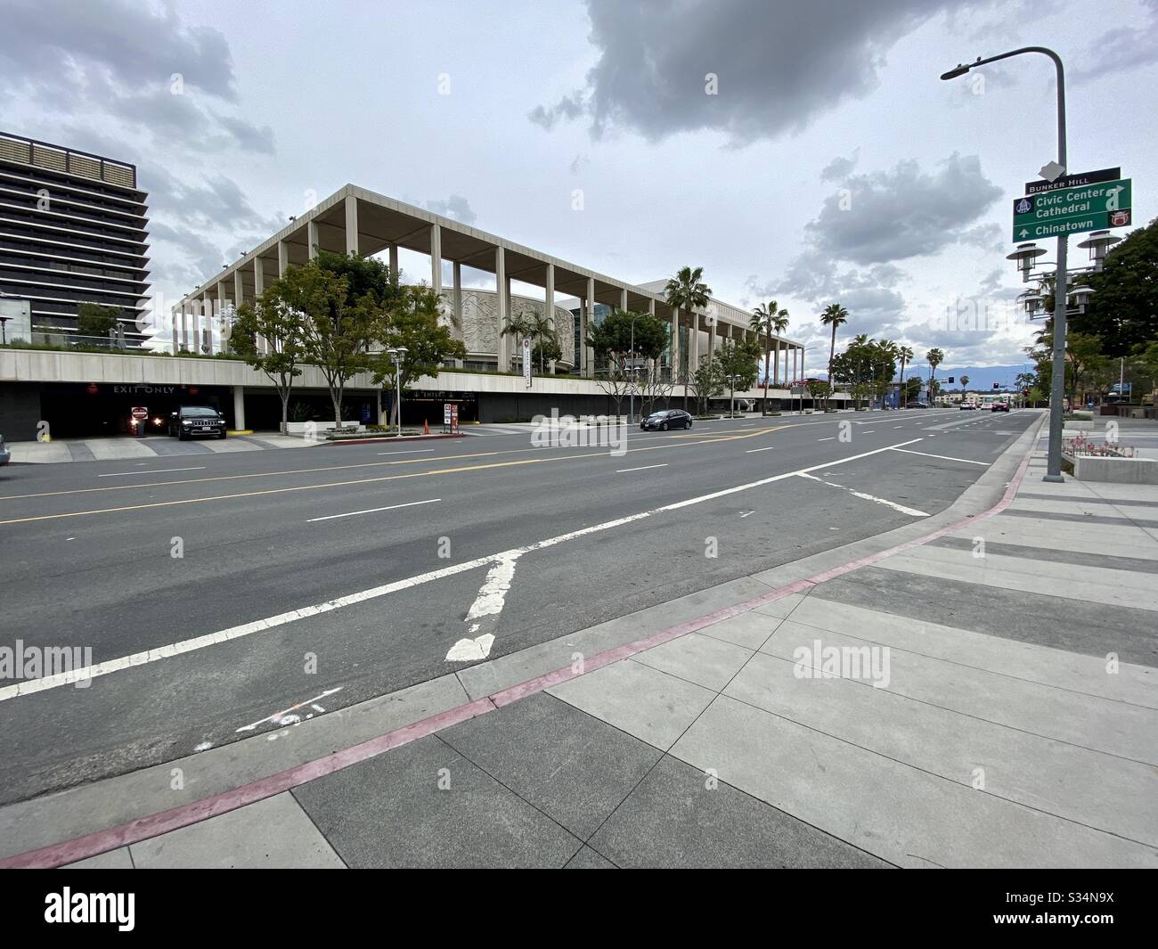 LOS ANGELES, CA, MAR 2020: Weitwinkelansicht des Music Center in Downtown, mit Mark Taper Auditorium und Ahmanson Theatre auf Grand Ave Stockfoto