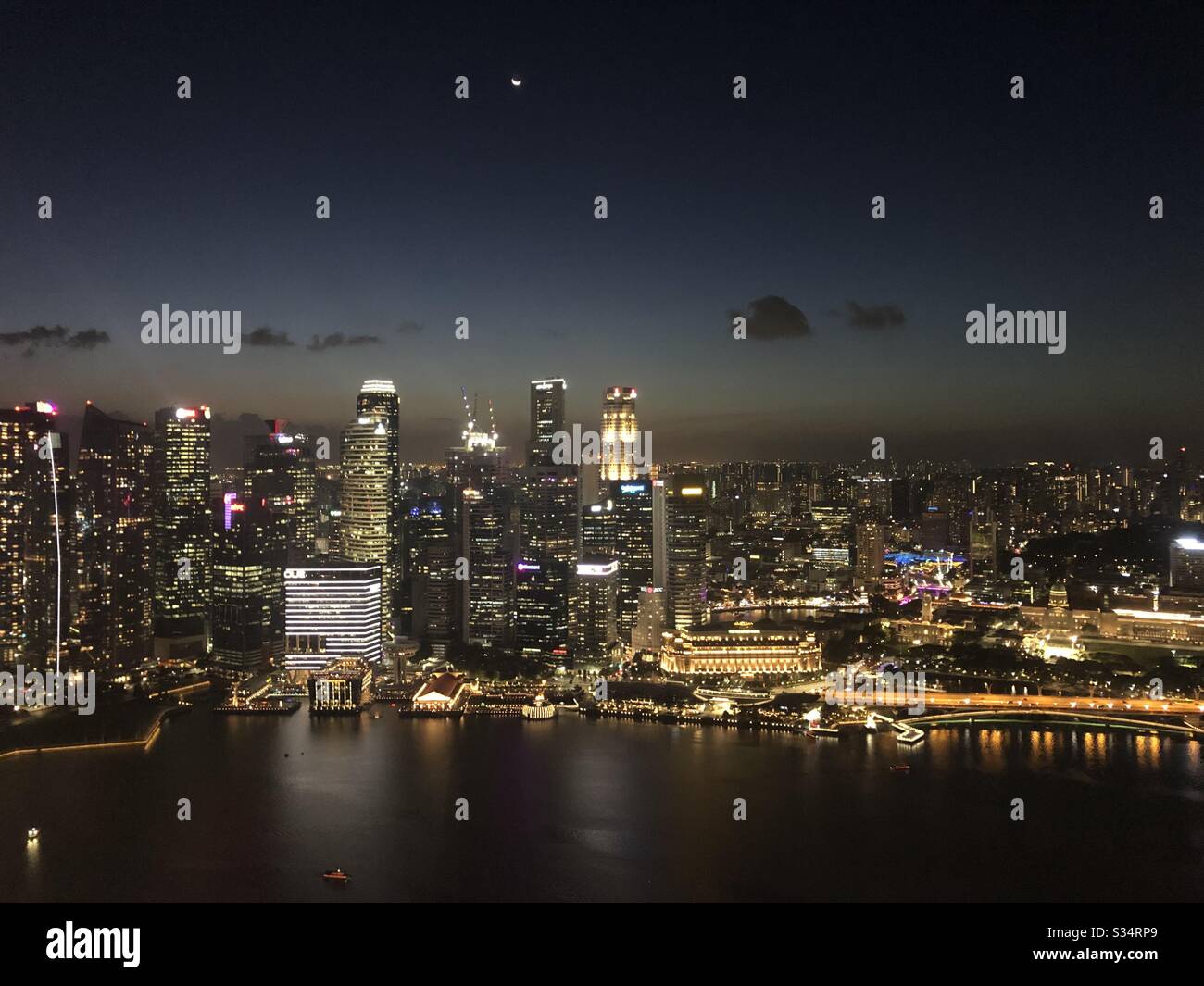 Blick auf die Skyline von Singapur in der Nacht vom Yachthafen Bay Sandes skypark. Stockfoto