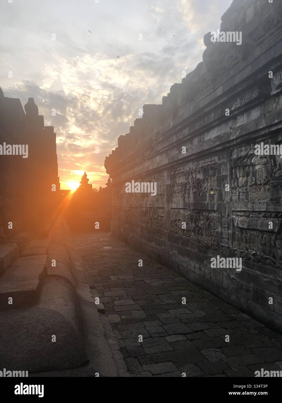 Morgensonne, die in einen Korridor des Borobudur Tempels auf java, Indonesien, fallen. Stockfoto