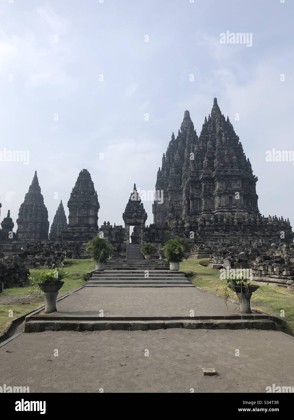Blick auf den berühmten Prambanan-Tempel von der rechten Seite, Indonesien. Stockfoto