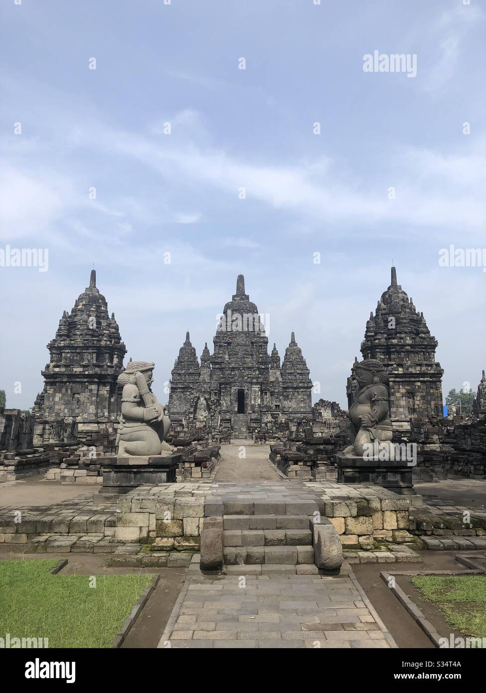 Schöne Tempel in der Nähe des berühmten Prambanan-Tempels auf java, Indonesien. Stockfoto