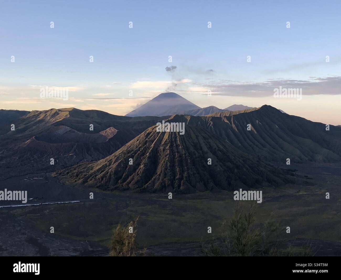 Wunderschöner Sonnenaufgang am berühmten Vulkan Mt. Bromo auf Java, Indonesien. Stockfoto