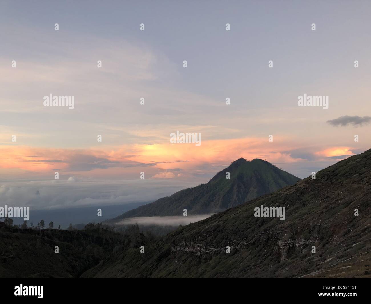 Wunderschöner Sonnenaufgang vom berühmten, aktiven Vulkanier Ijen auf Java, Indonesien. Stockfoto