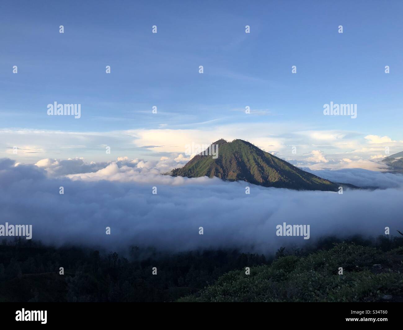 Wunderschöner Blick am Morgen vom berühmten, aktiven Vulkanier Ijen auf Java, Indonesien. Stockfoto