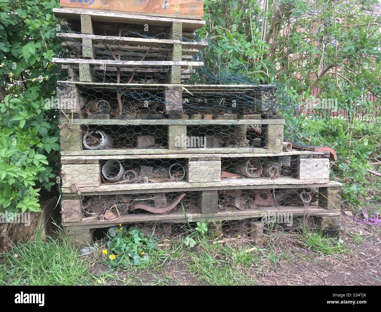 Ein Bugghaus aus verschiedenen Materialien, in einem Park Stockfoto