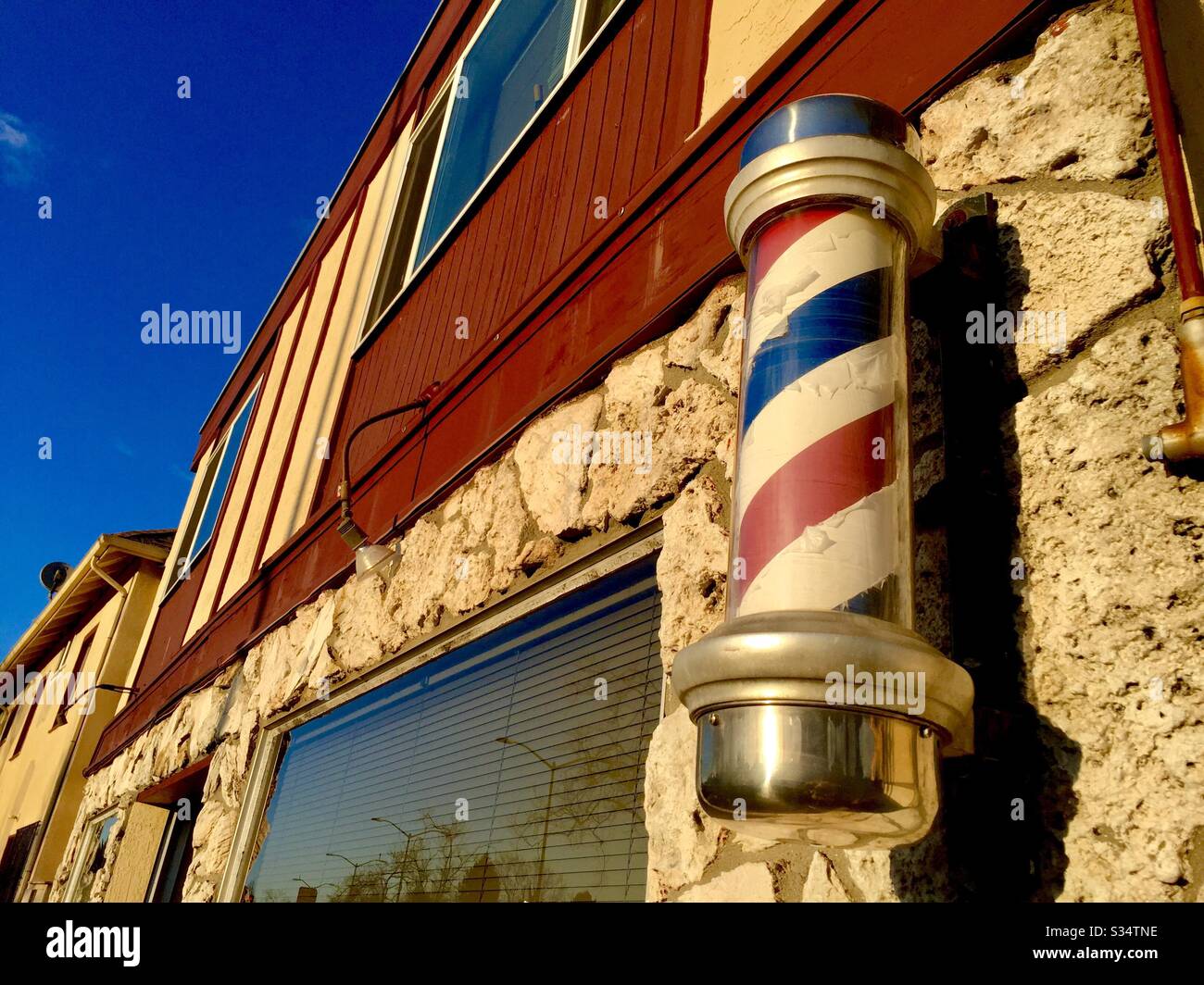 Barber Pole in Berkeley, Kalifornien. - Smartphone-aufgenommenes Stockfoto