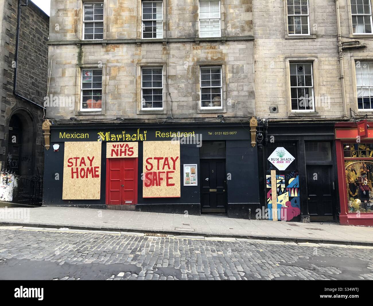 Geschlossenes Restaurant in Edinburgh während Coronavirus Lockdown März 2020 mit Stay Home Graffiti Stockfoto