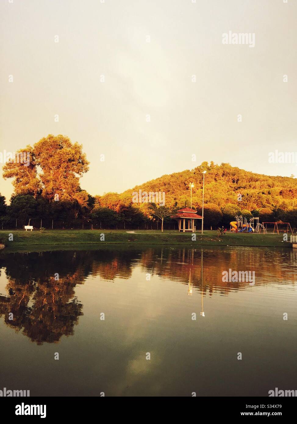 Reflexionen auf dem See. Stockfoto