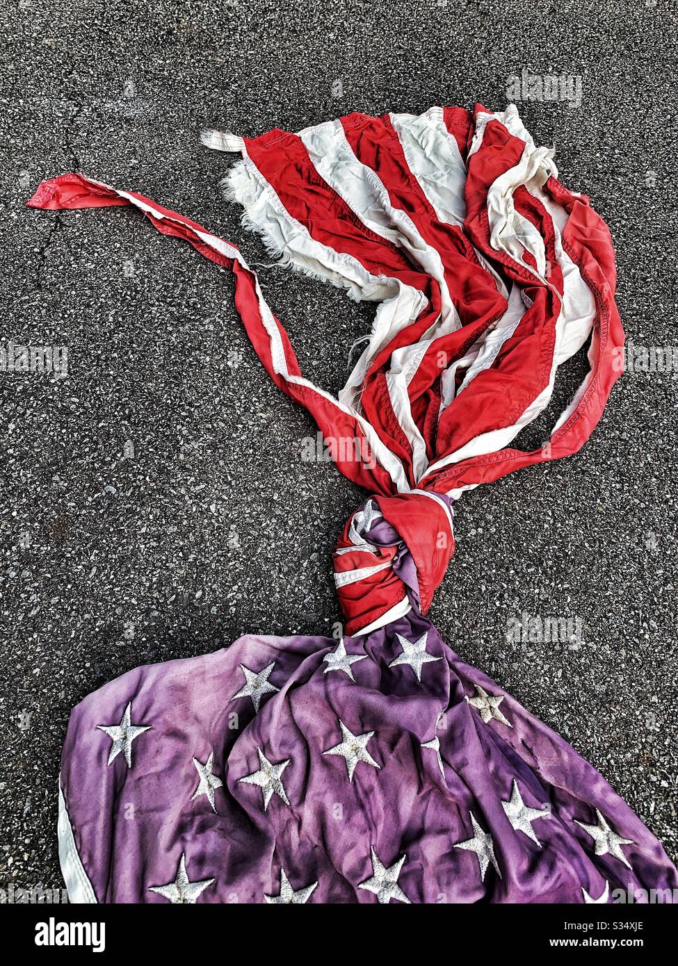 Zerrissene amerikanische Flaggenfahne in einem Knoten gefesselt Stockfoto