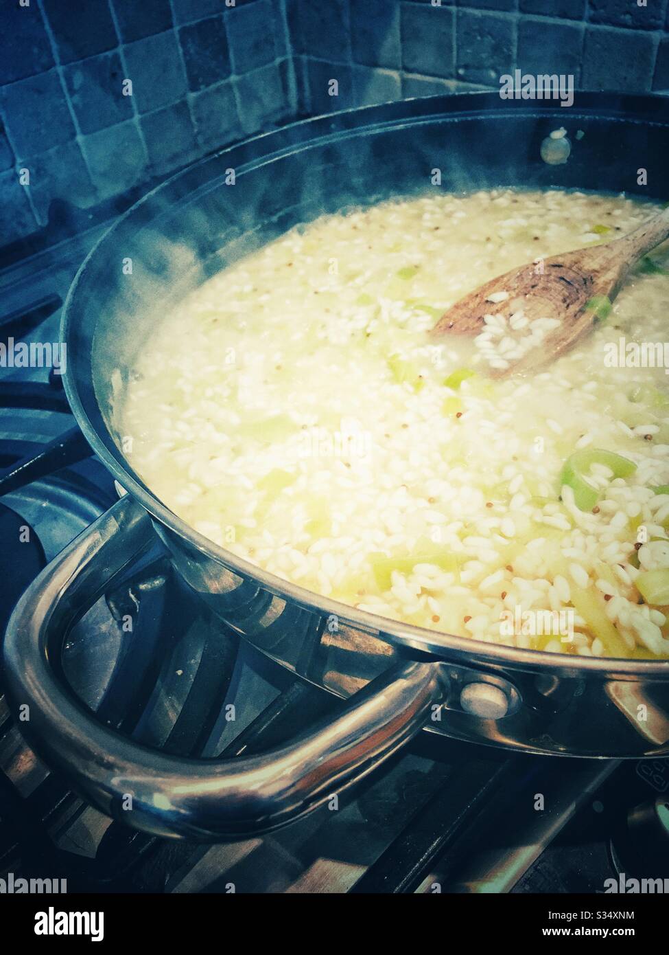 Risotto Kochen auf dem Herd Stockfoto