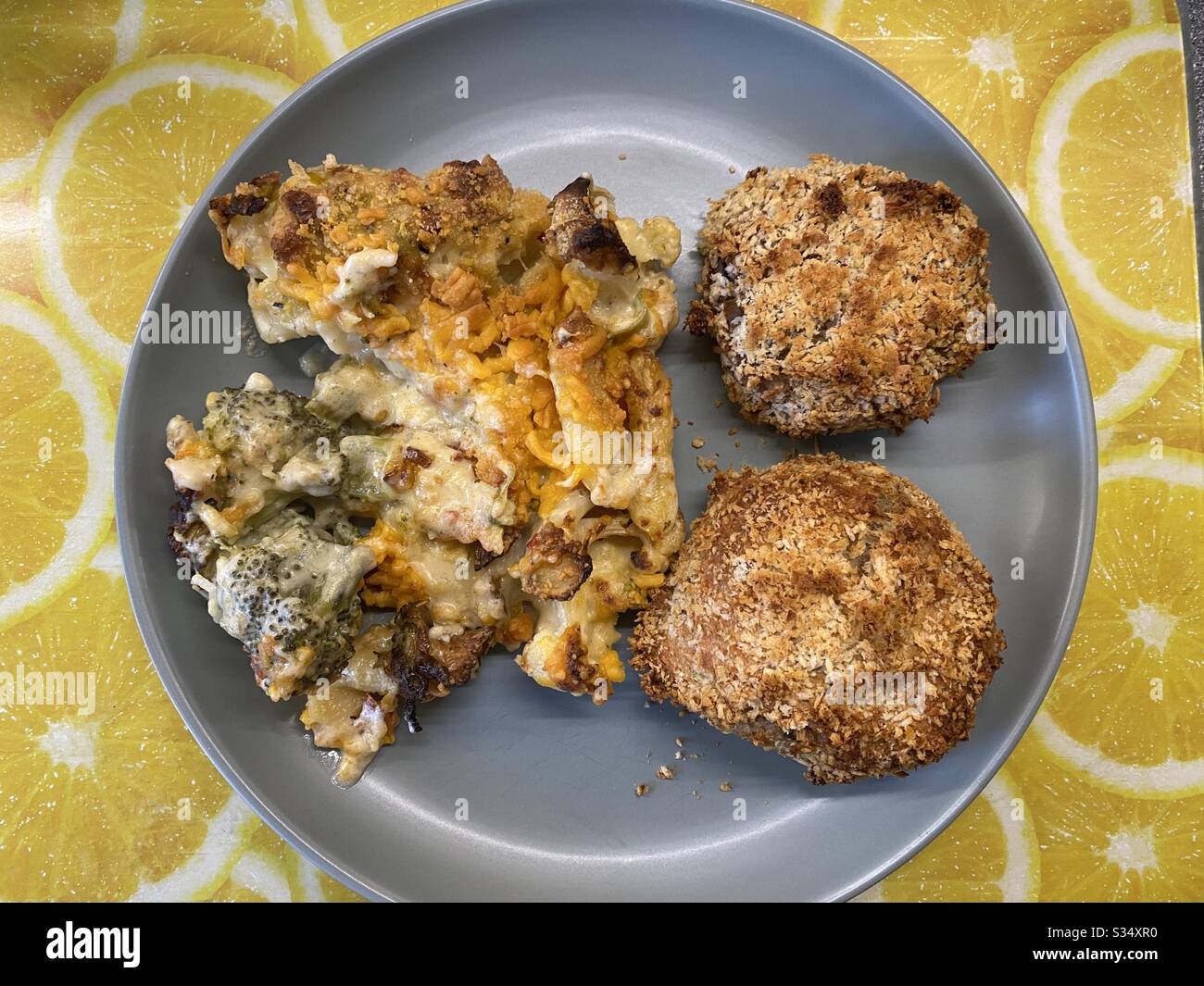 Blumenkohl und Käse mit Mince, Corn Beef und Panko Patties Stockfoto