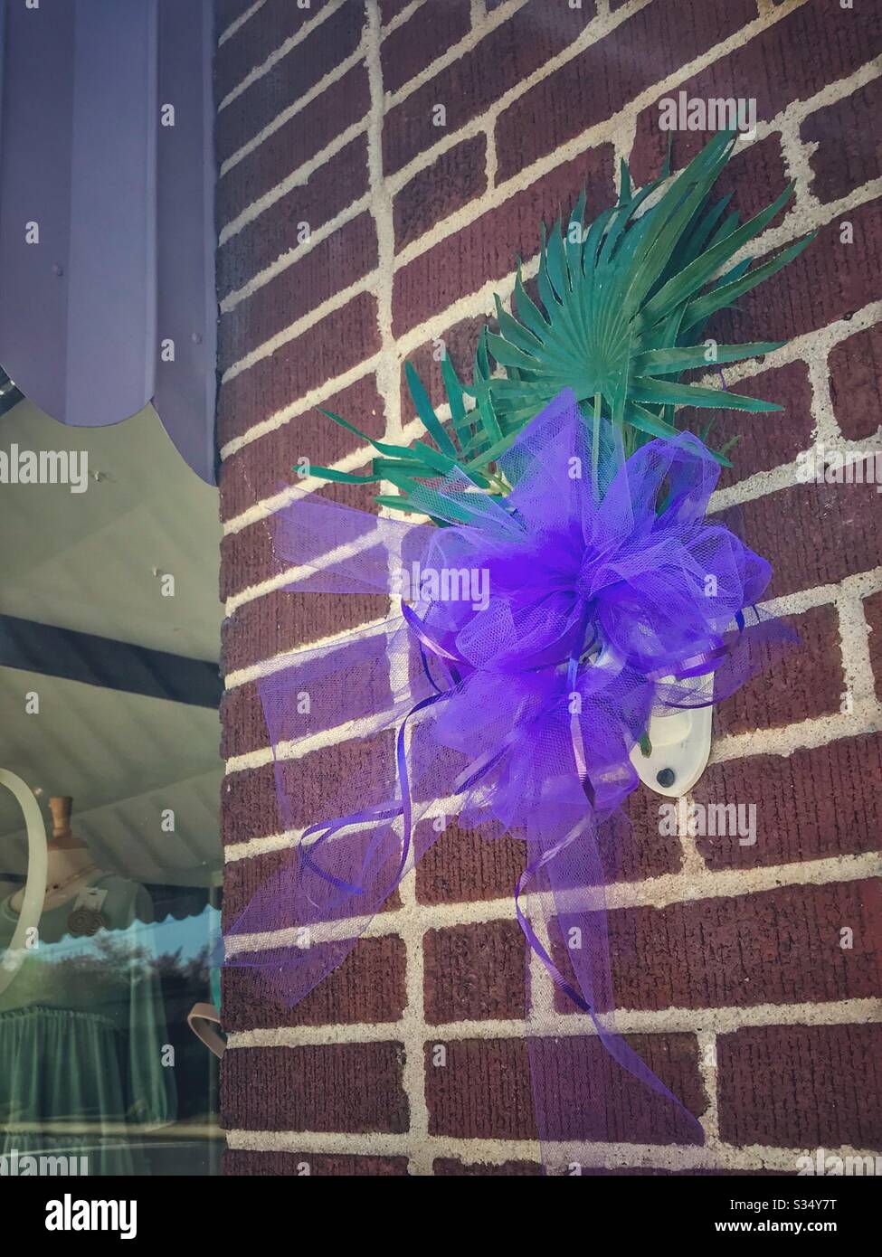 Osterdekoration mit violettem Band und einem Palmblatt - Smartphone-aufgenommenes Stockfoto