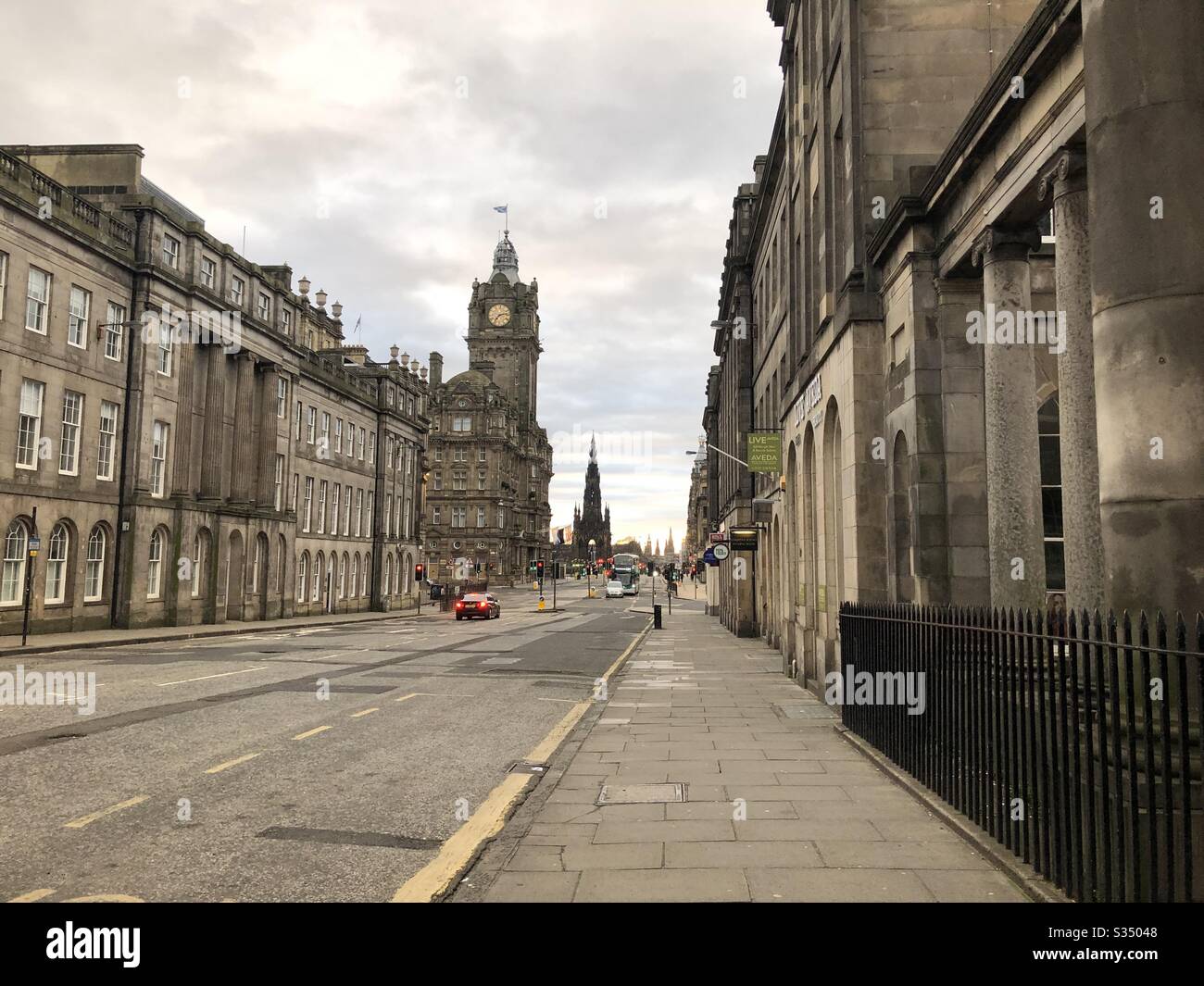 Edinburgh leere Straße während der Coronavirus-Sperrung 2020 - Waterloo Place und Balmoral Uhrenturm Stockfoto