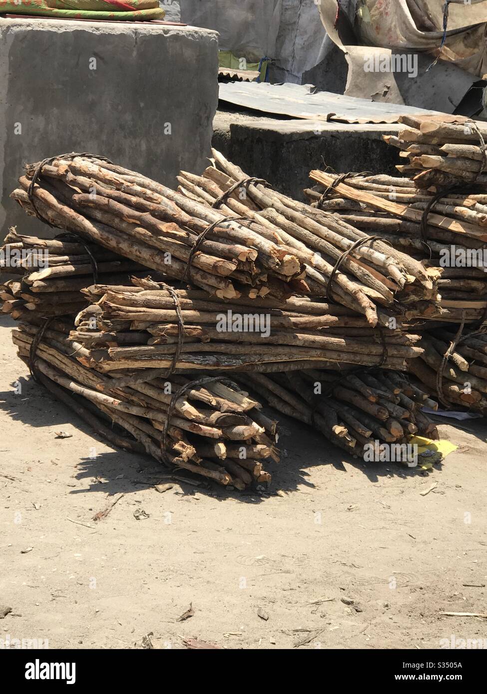 Holz zum Kochen für den Verkauf in Ostafrika - Smartphone-aufgenommenes Stockfoto