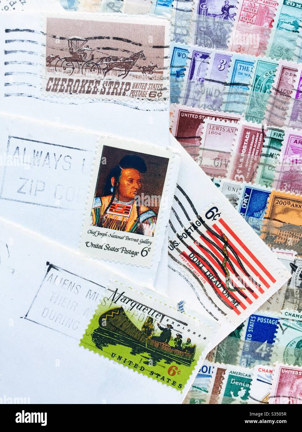 Vintage-Briefmarken und Briefumschläge aus einer Briefmarkensammlung, USA Stockfoto