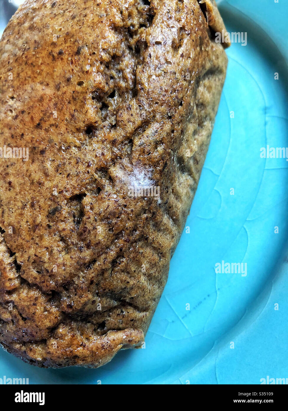 Schimmel auf selbstgebackenem Brot Stockfoto