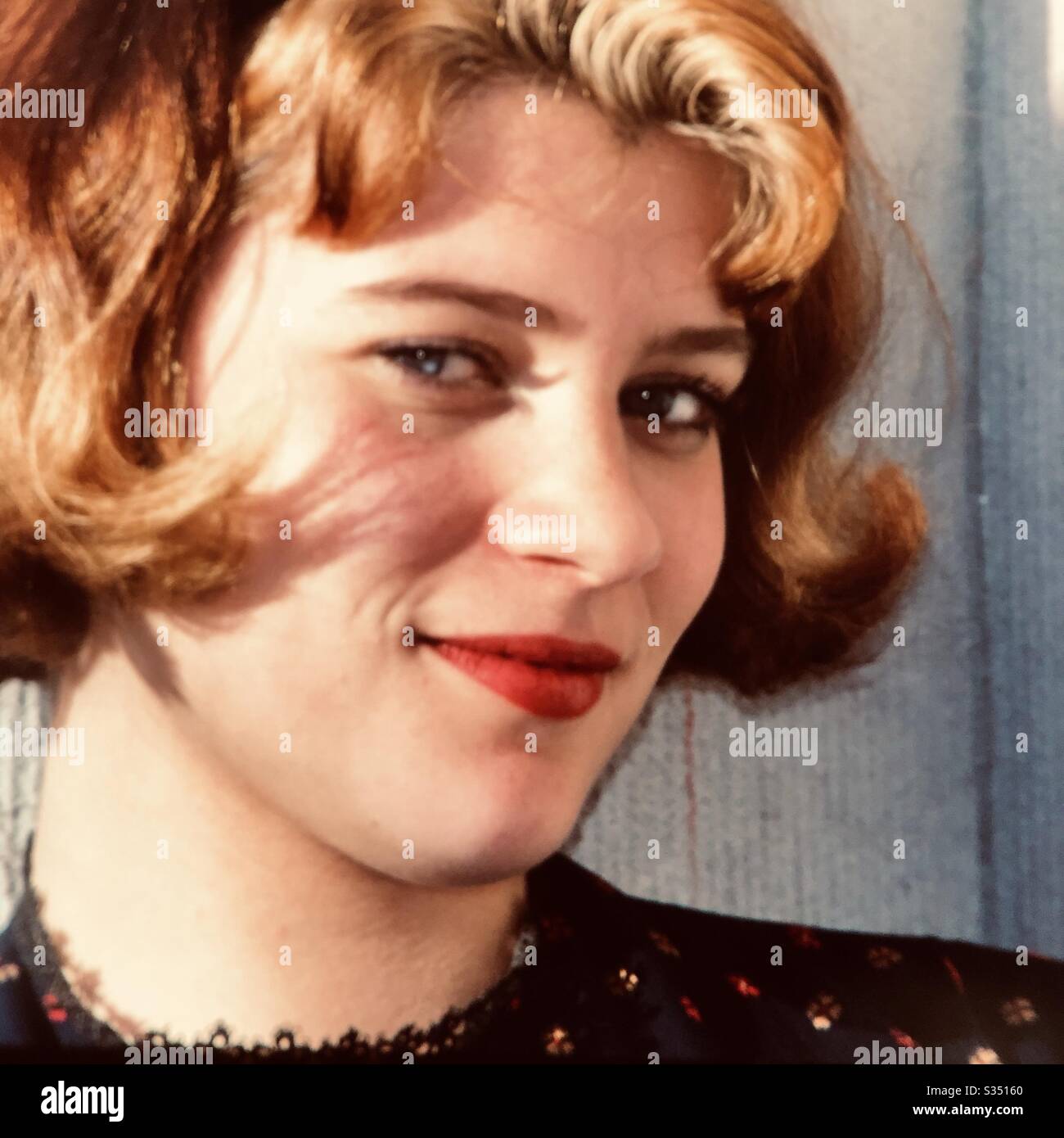 Porträt der lächelnden honigblonden jungen Frau Portsmouth New Hampshire Stockfoto