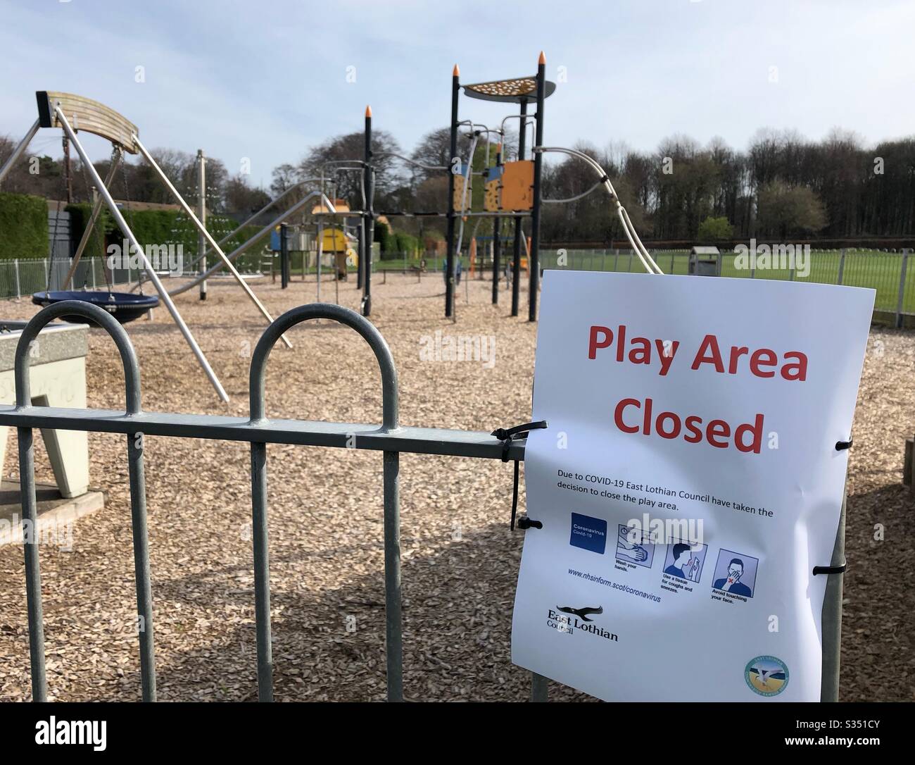 Der Spielbereich für Kinder wurde in Longniddry, East Lothian aufgrund des Covid-19-Ausbruchs geschlossen. - Smartphone-aufgenommenes Stockfoto