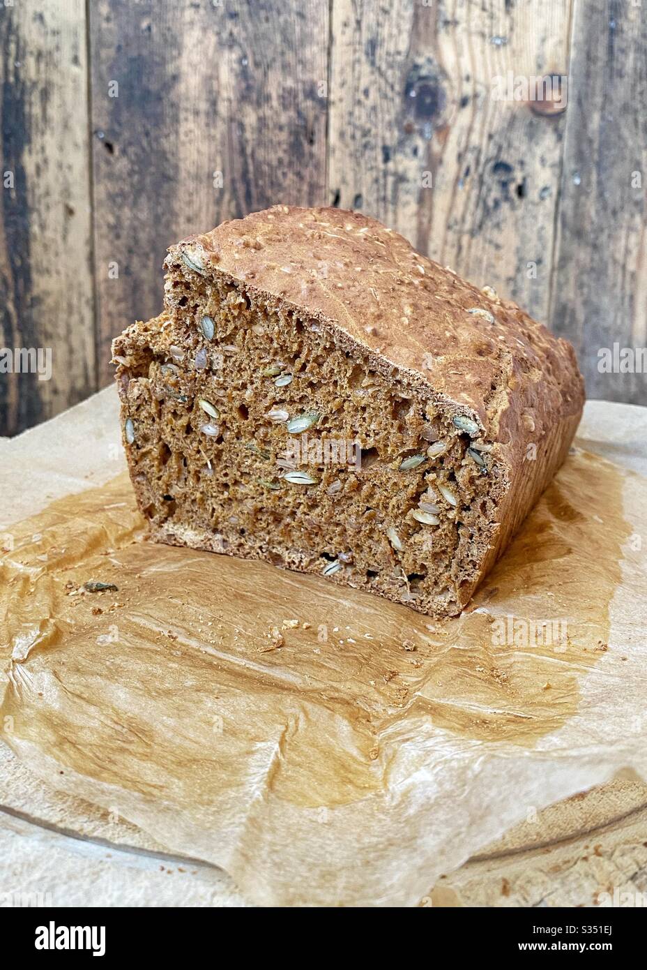 Backbrot in der Zeit von Covid-19, Coronavirus, April 2020 - Smartphone-aufgenommenes Stockfoto