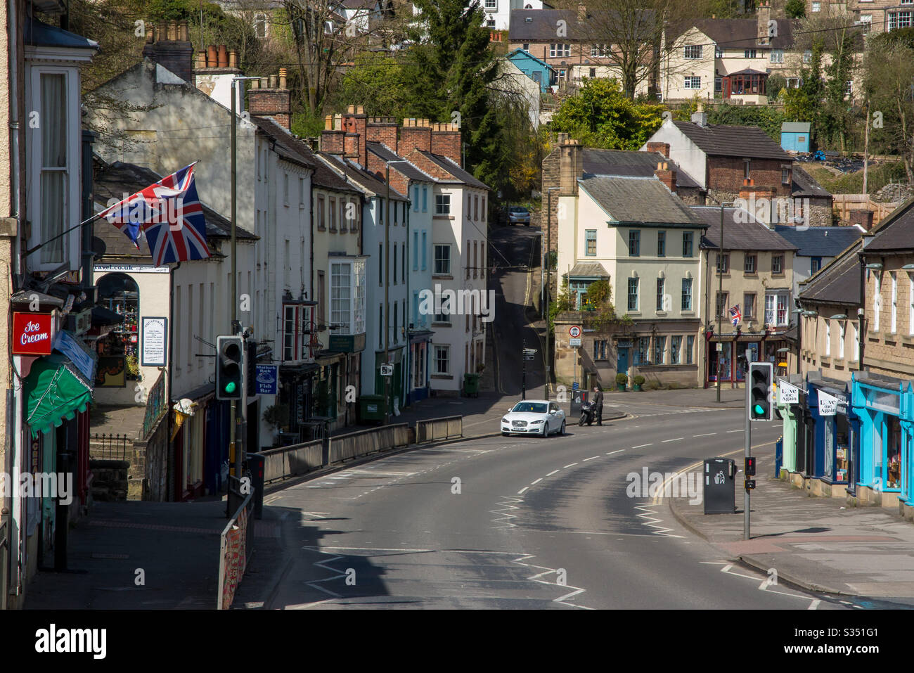 Matlock Bath Derbyshire UK 7. April 2020. Leere Straße in Matlock Bath Derbyshire. Die Hauptstraße A6 ist verlassen, und das normalerweise belebte Dorf ist leer, da die Leute den offiziellen Rat befolgen, zu Hause zu bleiben. - Smartphone-aufgenommenes Stockfoto
