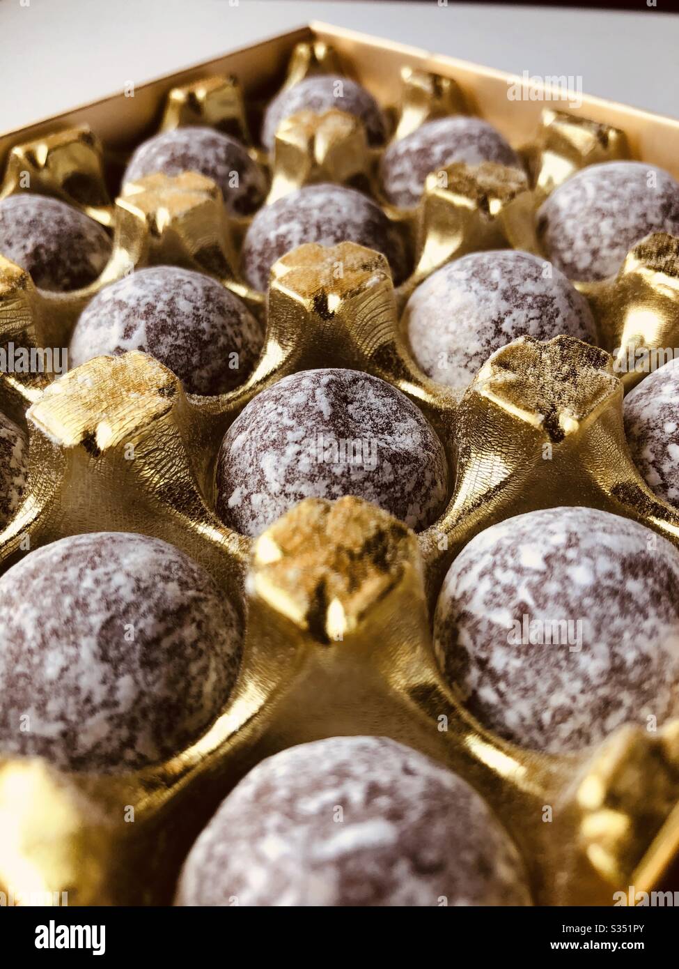 Champagner truffelt in einem goldenen Tablett Stockfoto